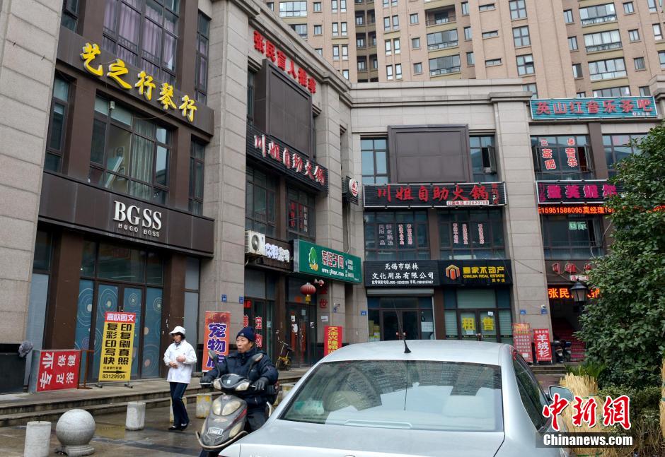“知名大牌”集結(jié)無錫某樓盤商業(yè)街 細看全是“李鬼” “知名大牌”集結(jié)無錫某樓盤商業(yè)街 細看全是“李鬼”
