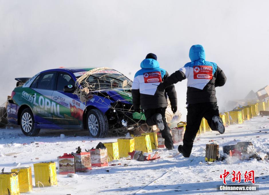 謝雨均駕駛賽車在黑龍江黑河段飛越冰河。中新社發(fā) 邱齊龍 攝