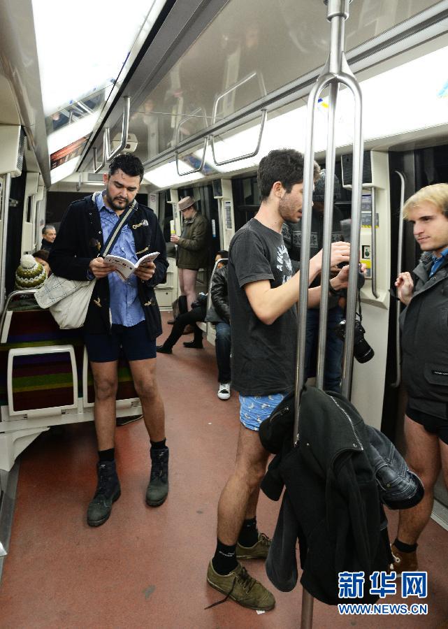 1月12日，在橫貫巴黎東西部的1號線地鐵車廂里，乘客只穿一條內(nèi)褲搭乘地鐵。