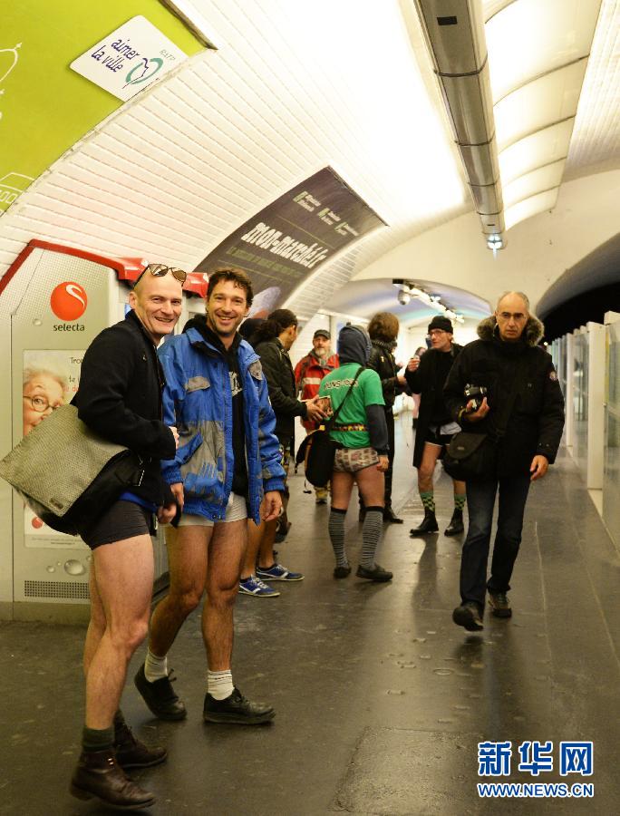 1月12日，在橫貫巴黎東西部的1號線地鐵車廂里，乘客只穿一條內(nèi)褲搭乘地鐵。