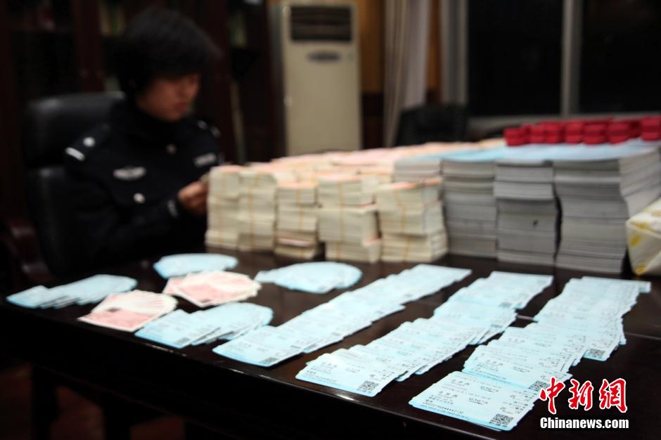 圖為查獲大量假火車票和制販工具（資料圖片）。