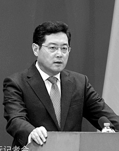 23日，秦剛在外交部例行記者會上。