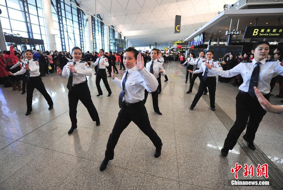 1月23日，機(jī)場工作人員在跳“快閃”舞蹈。