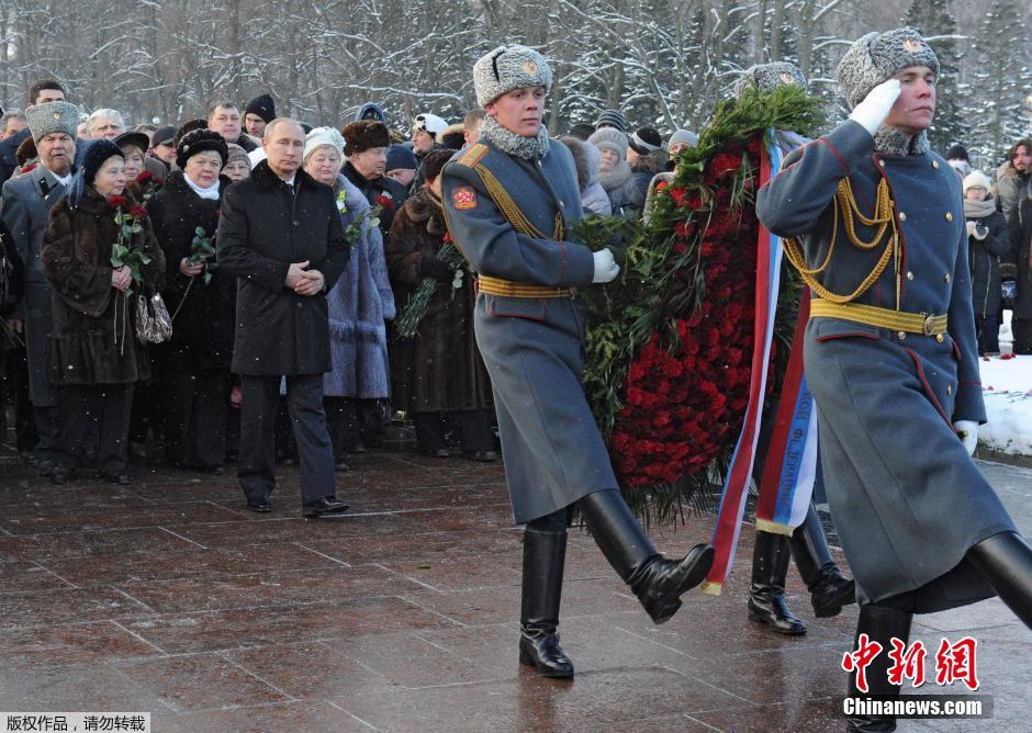 普京獻(xiàn)花紀(jì)念列寧格勒保衛(wèi)戰(zhàn)勝利70周年 普京獻(xiàn)花紀(jì)念列寧格勒保衛(wèi)戰(zhàn)勝利70周年