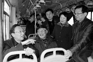 繆瑞林在車上與市民、乘委會(huì)委員交流 通訊員 卜照雪 攝