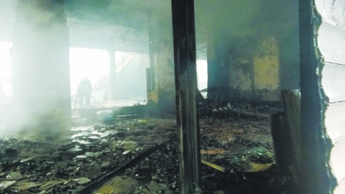 3.營業(yè)大廳棚頂坍塌，貨物成灰。