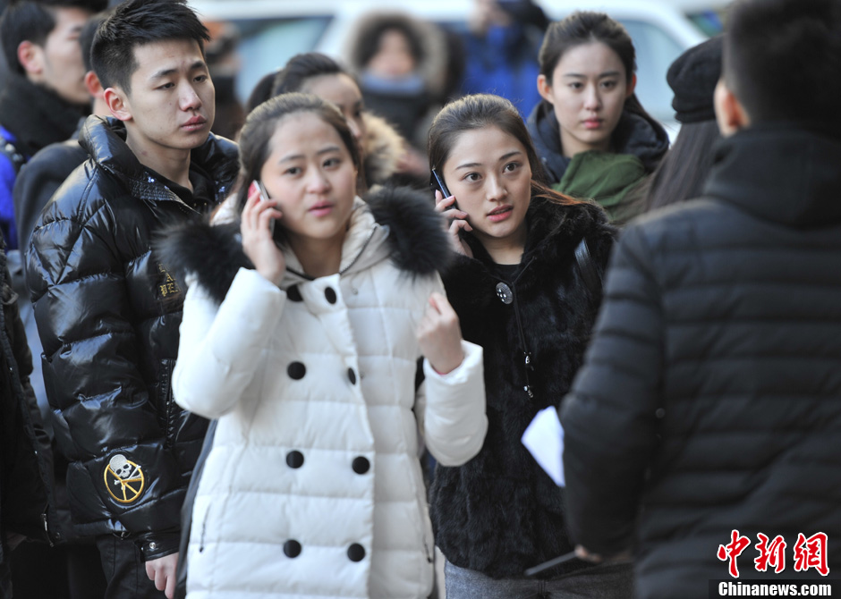 圖為表演系考生走出考場。