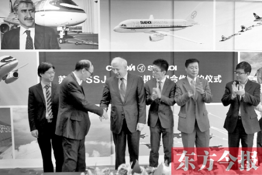 　昨日，“蘇霍伊SSJ-100飛機項目”合作簽約儀式在鄭州舉行