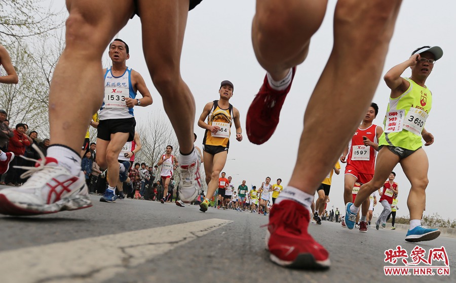 約五公里處，選手們已經(jīng)拉開了距離。