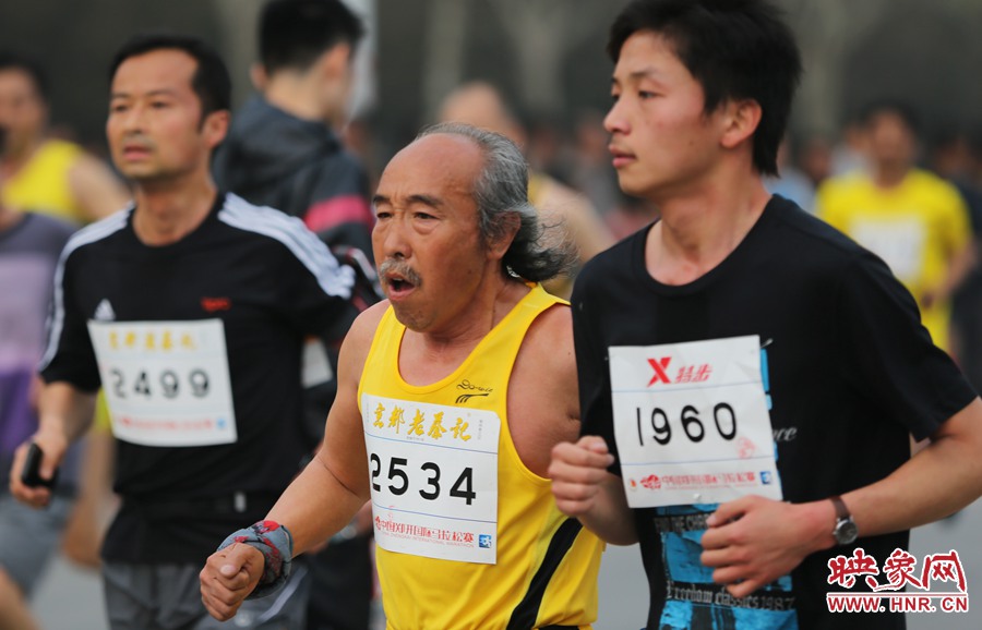 一位老年選手與年輕人比速度。