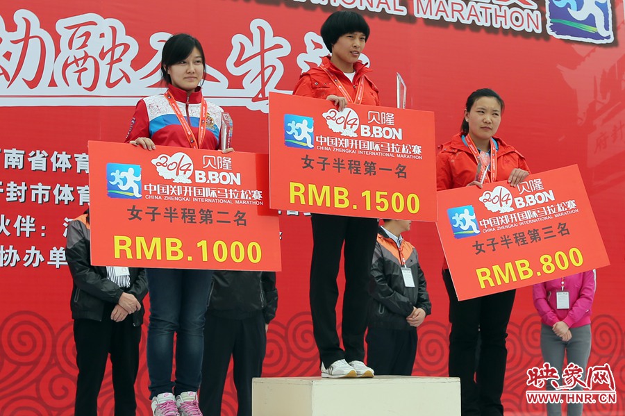 女子半程前三名選手。