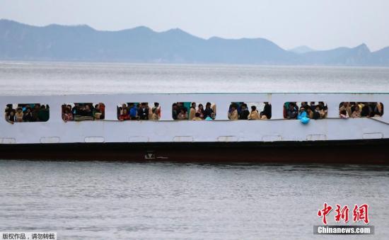 　4月17日清晨，失蹤者家屬乘坐渡輪前往事故現(xiàn)場。