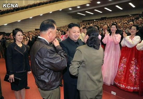 金正恩攜夫人李雪主看牡丹峰樂團演出 金正恩攜夫人李雪主看牡丹峰樂團演出