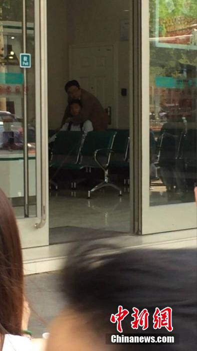 南京新街口一銀行發(fā)生劫持事件 劫持者已被抓獲 南京新街口一銀行發(fā)生劫持事件 劫持者已被抓獲