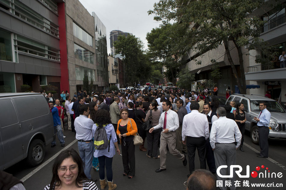 當(dāng)?shù)貢r(shí)間2014年5月8日，墨西哥墨西哥城，市民聚集在街道上。　圖片來源：Rebecca Black