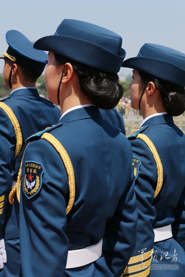 解放軍首批女儀仗兵亮相，90%以上擁有大專以上學(xué)歷，平均身高1.72米。圖為女兵儀仗隊。