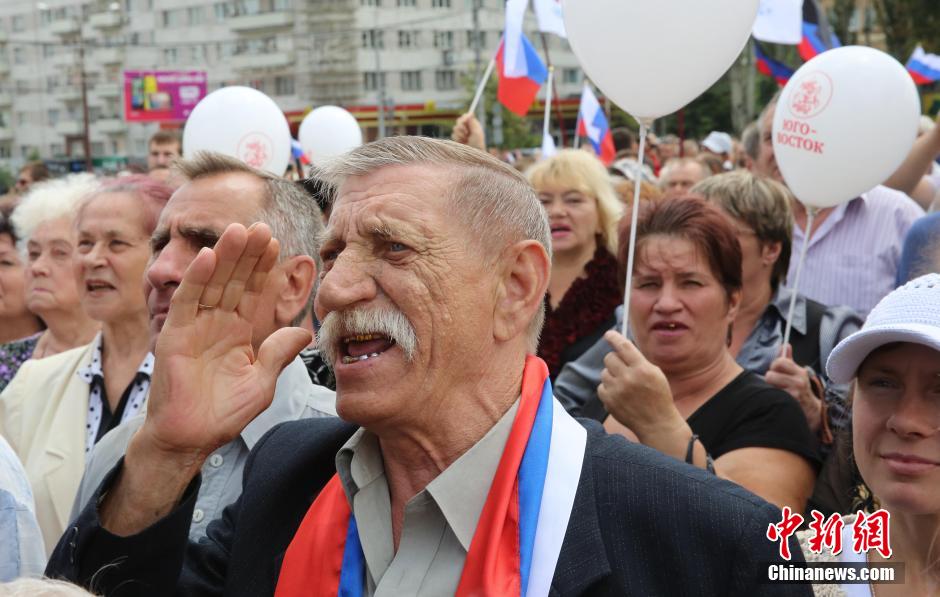 頓涅茨克市民眾要求"頓涅茨克人民共和國"加入俄羅斯 頓涅茨克市民眾要求"頓涅茨克人民共和國"加入俄羅斯