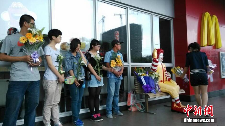 山東招遠民眾自發(fā)悼念“5·28”受害者