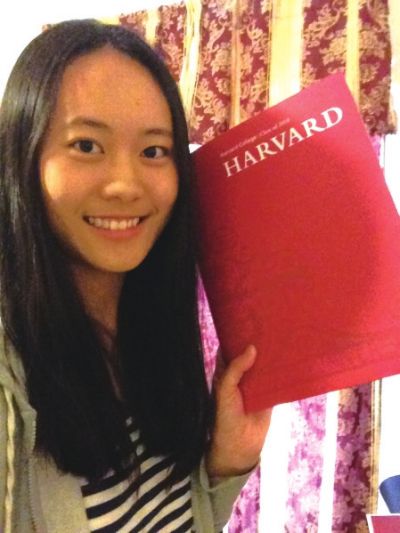 一米七二的身高，小麥色的皮膚，長(zhǎng)發(fā)近乎及腰，灰色的連衣裙，當(dāng)“美范兒”十足的張媛琦出現(xiàn)在記者面前時(shí)，記者很難想象如此成熟的她才只有19歲。