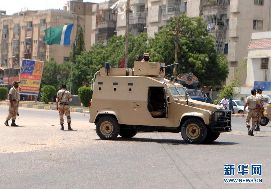 6月10日，在巴基斯坦南部城市卡拉奇真納國際機場附近，安全人員在街頭警戒。