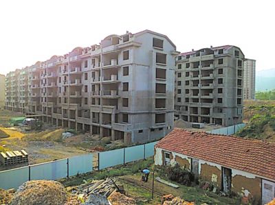 住宅樓的外立面還未裝修，但據(jù)售樓處工作人員介紹，第一批開盤已經(jīng)賣掉了99套。