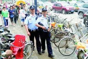 人流密集的街頭,持槍巡邏。