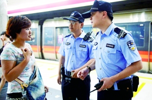 地鐵內(nèi),遇到群眾求助。