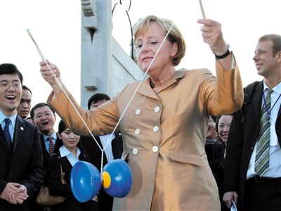 2007年8月27日，北京，默克爾正在玩扯鈴。