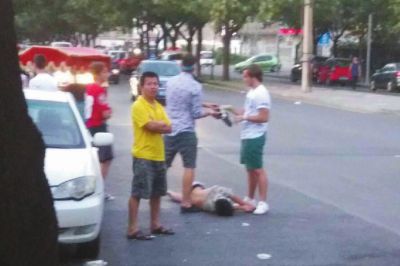 拍照結(jié)束后將醉漢放在馬路上。