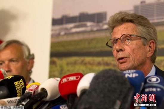 7月17日，在荷蘭阿姆斯特丹斯希普霍爾機(jī)場舉行的的新聞發(fā)布會上，馬航歐洲區(qū)負(fù)責(zé)人介紹情況。