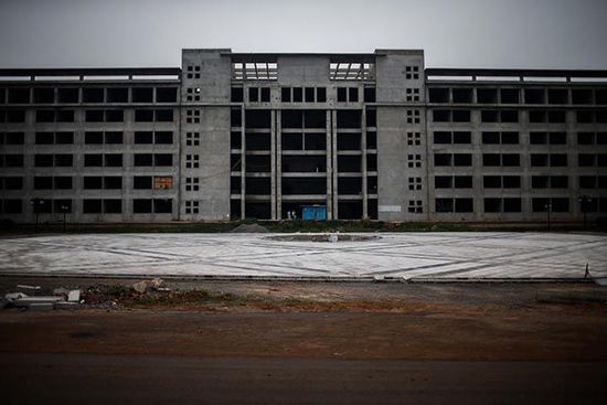 2014年7月11日，安徽省宿州市蕭縣，空置廢棄的縣政府新大樓。 澎湃新聞 楊一 圖