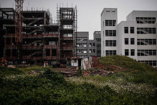 2014年7月11日，安徽省宿州市蕭縣，荒棄的政府新辦公樓前荒草一片。 澎湃新聞 楊一 圖