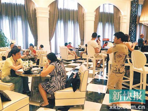 　昨天雖是工作日,但南海區(qū)某樓盤(pán)客流不少。