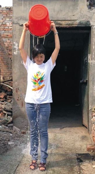 20日下午，央視主持人張泉靈參與“冰桶挑戰(zhàn)賽”。圖片來自微博