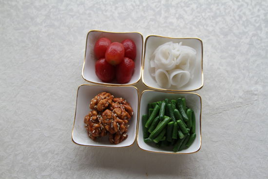 四調(diào)味：圣女果、蓮藕、核桃仁、小黃瓜。 花惠生 供圖