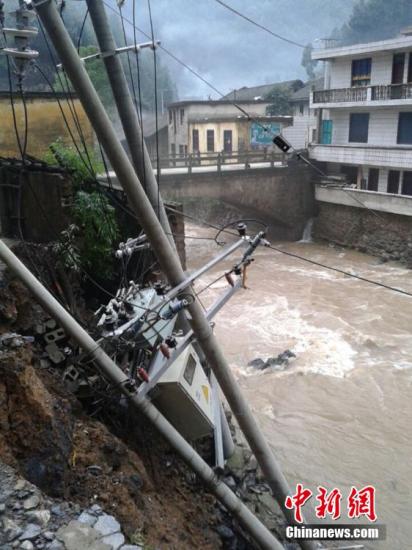 9日以來，陜西省鎮(zhèn)巴縣持續(xù)出現(xiàn)強(qiáng)秋淋天氣，21鎮(zhèn)不同程度受災(zāi)，電力、交通、移動(dòng)通訊一度中斷。