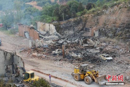 9月23日上午，花炮廠清理工作正在進行，山谷內(nèi)的廠房已被爆炸夷為平地。中新社發(fā) 楊華峰 攝
