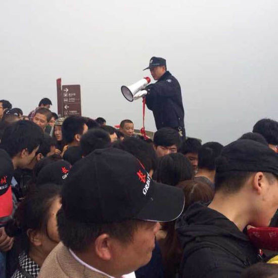 八達(dá)嶺長城上保安在維持秩序。