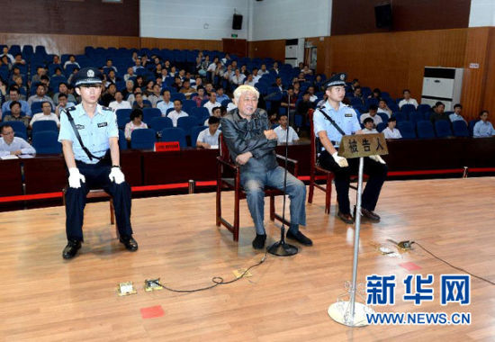 9月29日，方廣云在庭審現(xiàn)場。當(dāng)日，“合肥房叔”腐敗窩案核心人物方廣云在安徽省廬江縣出庭受審。 新華社記者 郭晨 攝