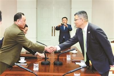 10月15日，韓國國防部國防政策室室長柳濟(jì)升和朝鮮人民武裝力量部偵查總局局長金英哲分別率團(tuán)出席板門店