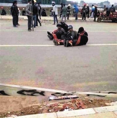 14日，沖突現(xiàn)場，幾名頭戴鋼盔的人被捆綁著。圖/東方IC