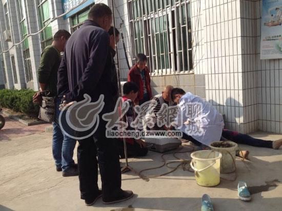 醫(yī)生正在對女嬰舅媽進行現(xiàn)場洗胃處理 醫(yī)生正在對女嬰舅媽進行現(xiàn)場洗胃處理