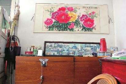 　陳會(huì)英將兒女的照片都裱起來(lái)，裝在一個(gè)大相框里，放在箱子上經(jīng)常看，其中最多的就是劉金國(guó)的照片。