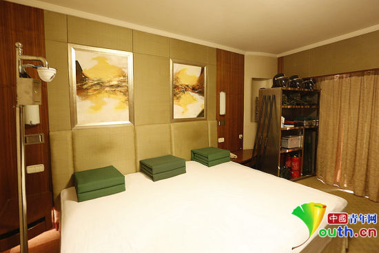 雖然在五星級飯店房間駐守，但武警官兵自帶被褥及生活用品，將兩張單人床拼成三人通鋪使用。