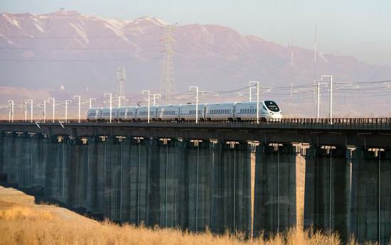 11月16日，從烏魯木齊南站首發(fā)的D8602次列車駛往哈密。