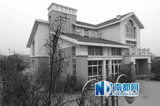 　馬超群在赤土山村村委會旁的別墅，就是以“自來水維護站”的名義拿的地。