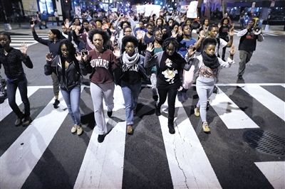 　24日，美國華盛頓，民眾在白宮前參加示威，抗議不起訴槍殺黑人青年的白人警察。