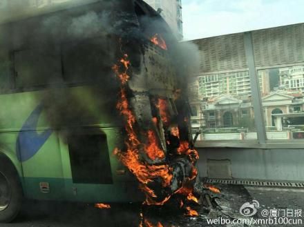 廈門一載10余人客車起火自燃 火光沖天 廈門一載10余人客車起火自燃 火光沖天