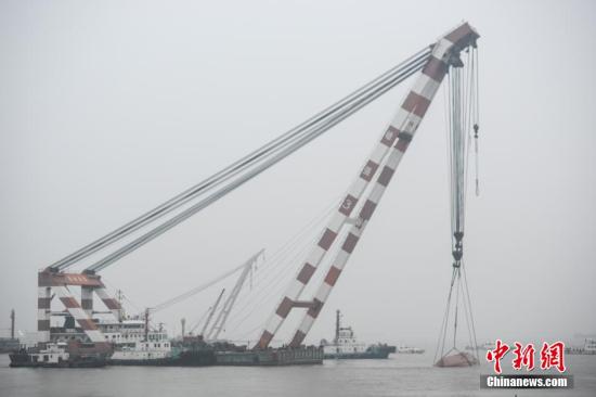  事故沉船已拖至北岸淺水區(qū)域。