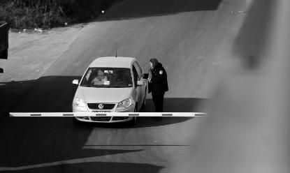 曝西安某路口被設卡收"掉頭費" 收費3至4元 曝西安某路口被設卡收"掉頭費" 收費3至4元